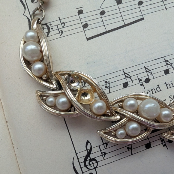 Elegant Pearl and Gold Women's Necklace - Picture 9 of 9